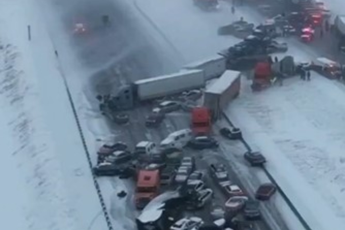 VIDEO | Paura in strada, maxi tamponamento a catena: 45 veicoli coinvolti