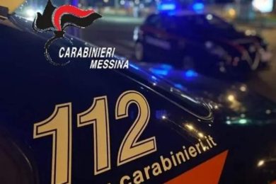 Litiga col marito, poi lo accoltella: 49enne arrestata per tentato omicidio nel giorno di Natale