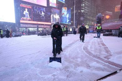 Tempesta di neve a New York, disagi e voli cancellati: il maltempo inguaia i viaggi per le feste