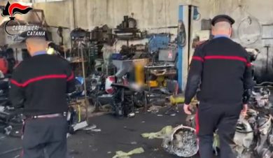 VIDEO | Trasforma l’officina in una discarica abusiva: denunciato 53enne catanese