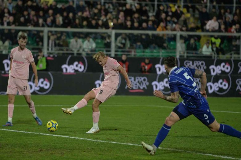 Pohjanpalo fa 12, Joronen para tutto e il Palermo batte il Padova. Al Barbera finisce 1-0, rosanero quarti