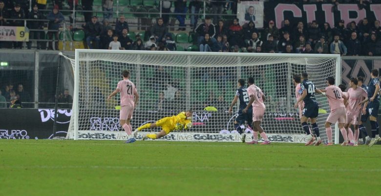 Serie B, il Frosinone è la nuova capolista: Monza ko a Venezia. Palermo a -2 dal secondo posto