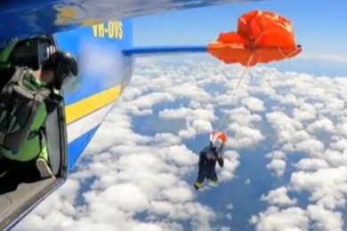 VIDEO | Paura ad alta quota, incidente da brividi: paracadutista resta appeso alla coda dell’aereo