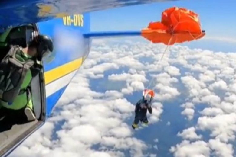 VIDEO | Paura ad alta quota, incidente da brividi: paracadutista resta appeso alla coda dell’aereo