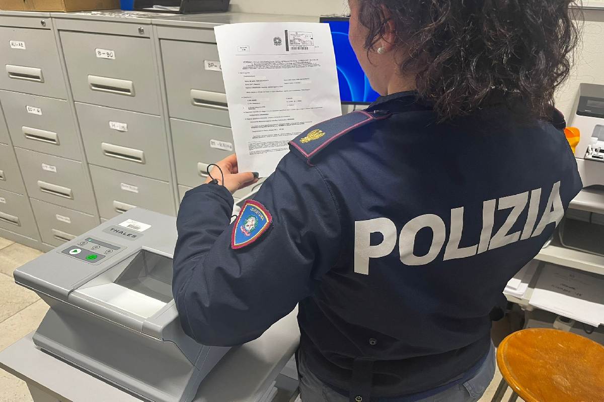 Ricercato in tutta Europa per omicidio e favoreggiamento immigrazione clandestina, catturato dalla polizia Ricercato in tutta Europa per omicidio e favoreggiamento immigrazione clandestina, catturato dalla polizia