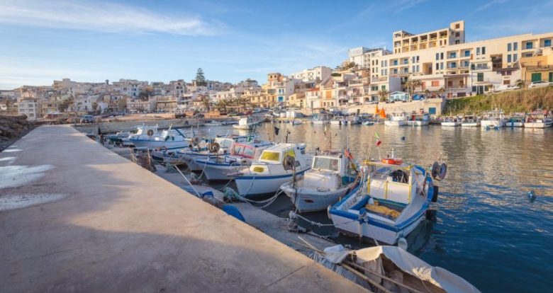 Il porto fatto male e la posidonia che ritorna: a Marinella di Selinunte altri 645mila euro per smaltirla 