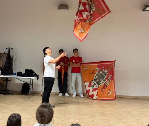 VIDEO | L’arte della bandiera per i bimbi dell’oratorio di Librino: il progetto a Motta Sant’Anastasia