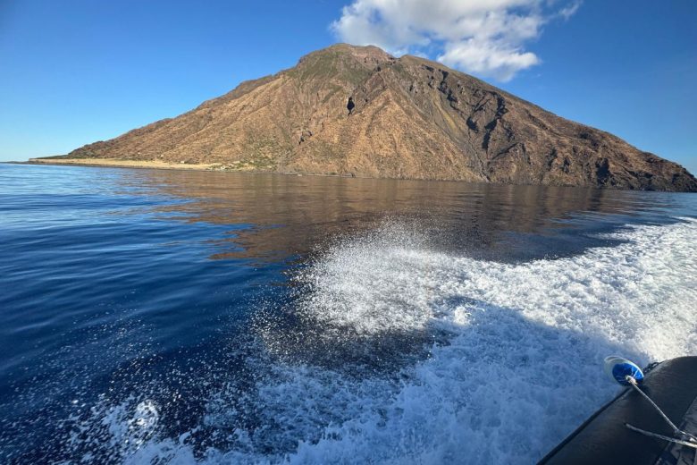 Stromboli, si riaccende il vulcano: attività effusiva in corso, colata lavica nella Sciara del Fuoco