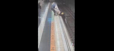 VIDEO | Cade sui binari della metro: poliziotta fuori servizio lo salva e sventa la tragedia