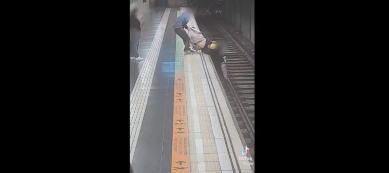 VIDEO | Cade sui binari della metro: poliziotta fuori servizio lo salva e sventa la tragedia