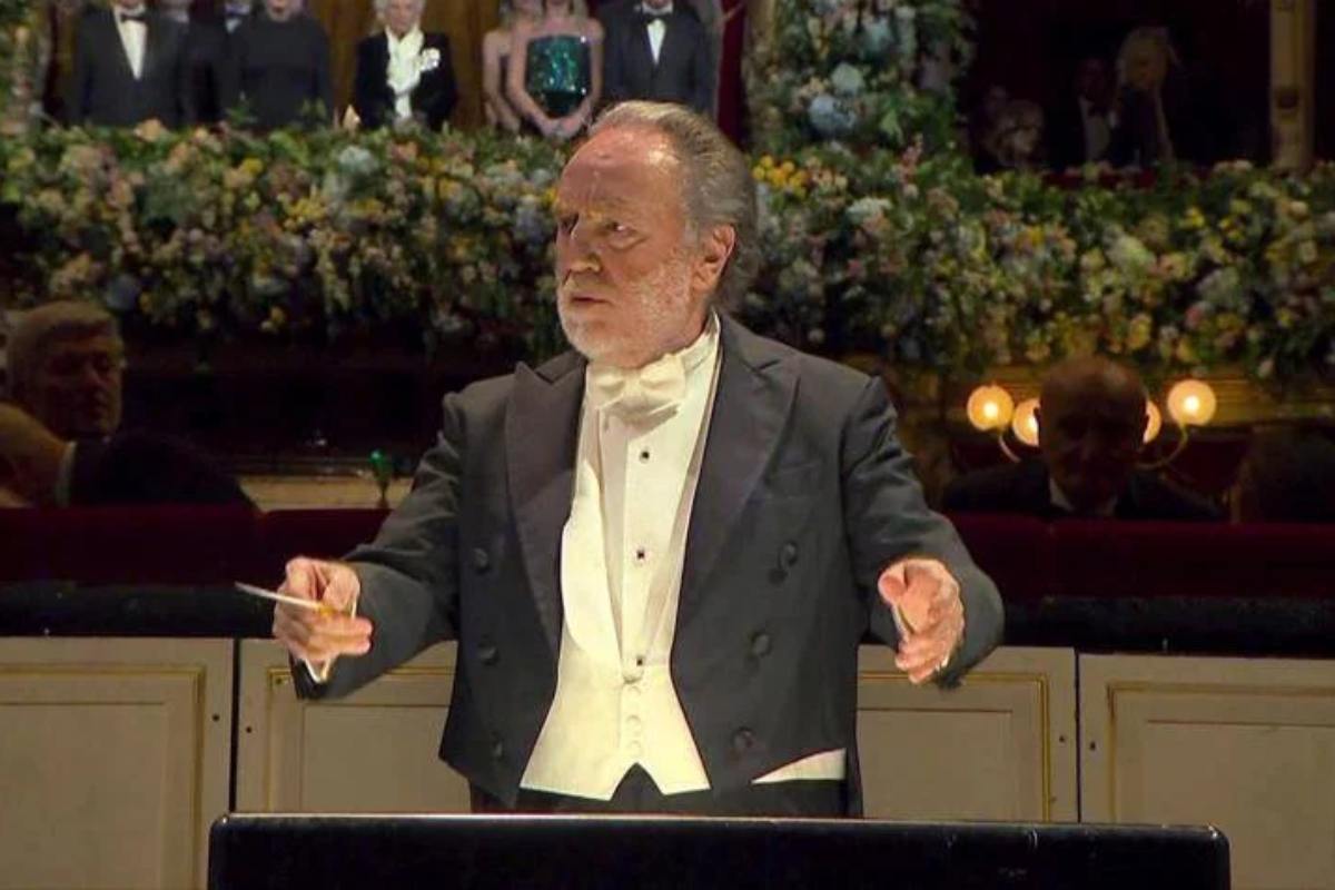 Scala di Milano, malore per il maestro Chailly: interrotta l’opera, pubblico rientra a casa Scala di Milano, malore per il maestro Chailly: interrotta l’opera, pubblico rientra a casa