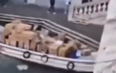 VIDEO | Ruba un barcone e si schianta contro un Ponte a Venezia