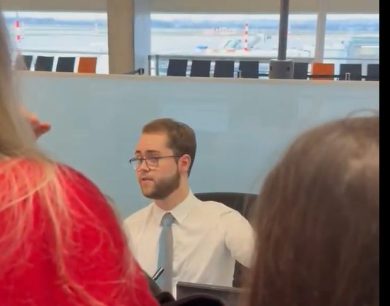 VIDEO | Caos in aeroporto, Ryanair lascia a terra più di 40 passeggeri: “Ci hanno negato di salire”