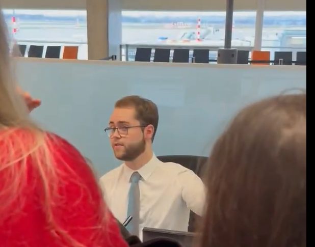 VIDEO | Caos in aeroporto, Ryanair lascia a terra più di 40 passeggeri: “Ci hanno negato di salire”