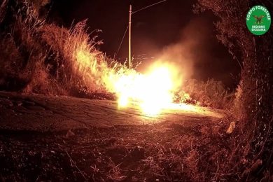 Anziana e uomo abbandonano rifiuti e provocano grosso incendio nel Palermitano – VIDEO