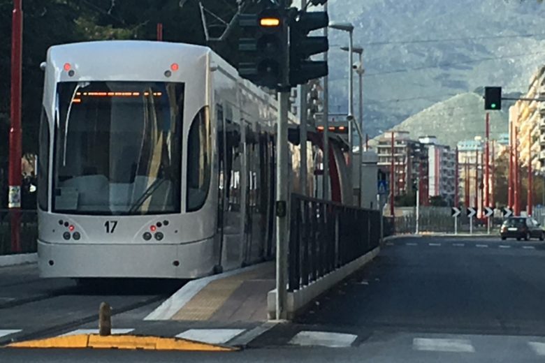 Col coltello sul tram a Palermo, uomo tenta di colpire donna incinta e la sua bimba
