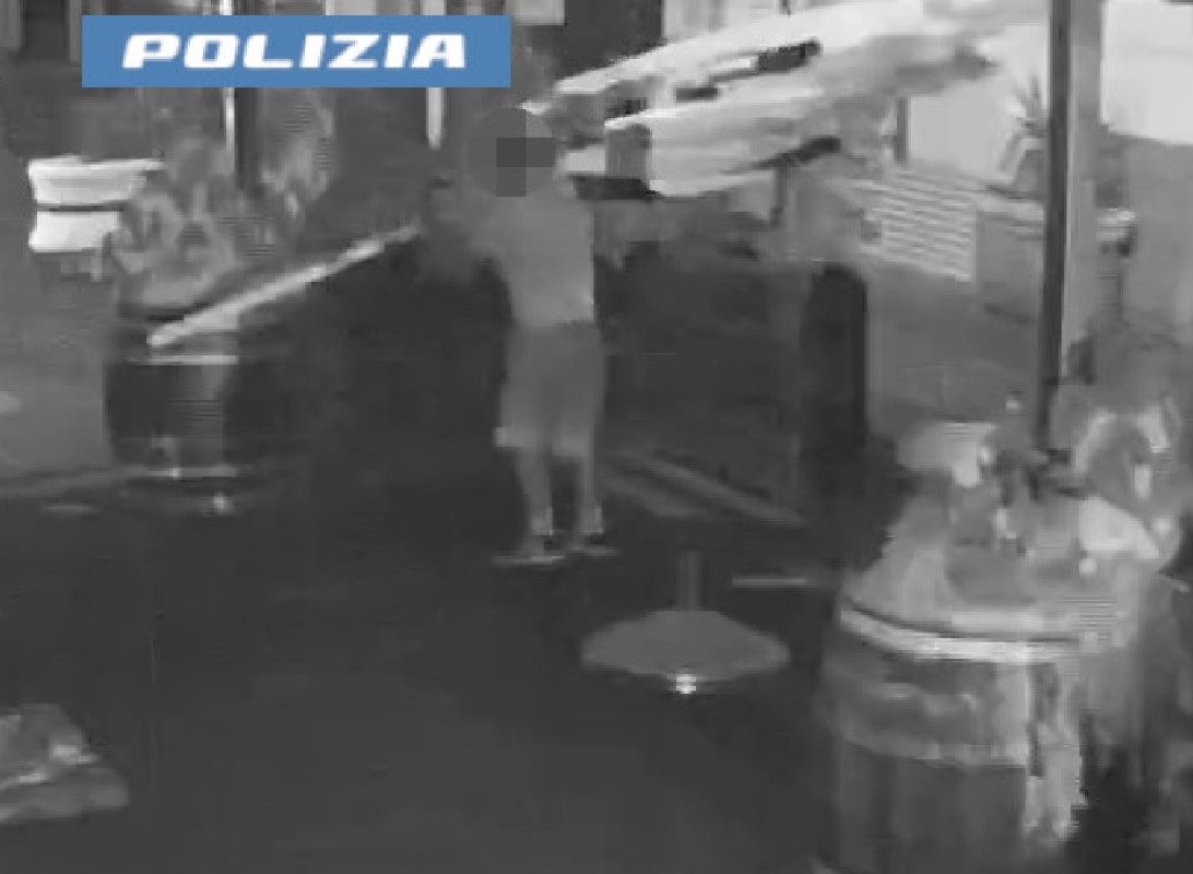 Furti nel centro storico di Catania, tre ladri incastrati dalle immagini di videosorveglianza: denunciati Furti nel centro storico di Catania, tre ladri incastrati dalle immagini di videosorveglianza: denunciati