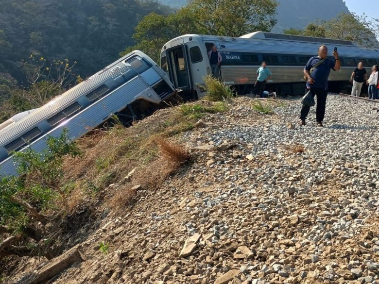 VIDEO | Tragedia in Messico: treno deraglia, 13 morti