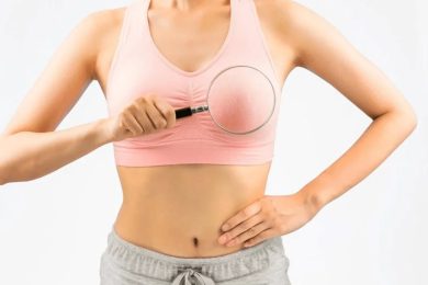 Tumore al seno, numeri sempre più allarmanti: “casi di cancro invasivo in donne più giovani”