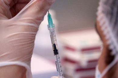 Padre non vaccina la figlia di 4 anni contro l’influenza e adesso è in coma: “Vaccinate i vostri bambini”