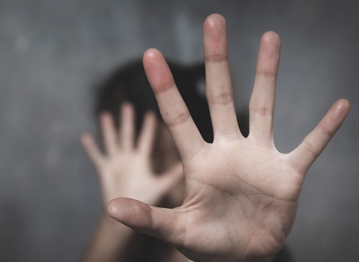 “Mai bandiera bianca” contro la violenza sulle donne. Una campagna che prende vita Comune per Comune