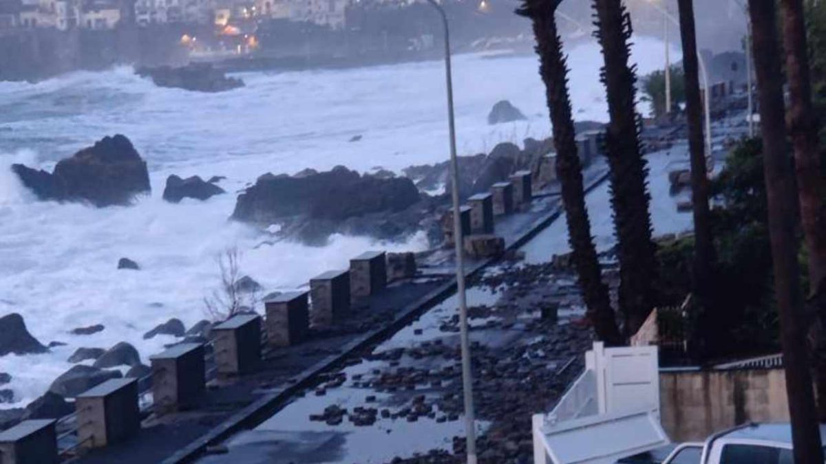 FOTO – Acicastello, il momento della conta dei danni. Il sindaco Scandurra: “Rimbocchiamoci le maniche, è l’ora di intervenire”