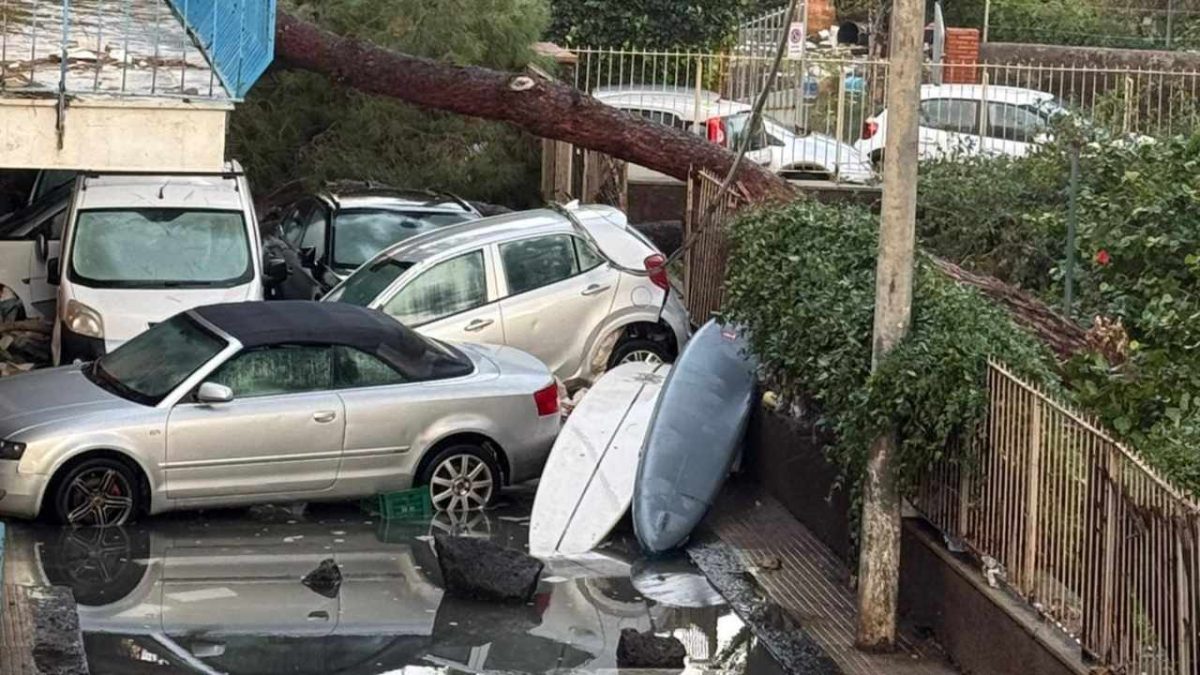 FOTO – Acicastello, il momento della conta dei danni. Il sindaco Scandurra: “Rimbocchiamoci le maniche, è l’ora di intervenire”