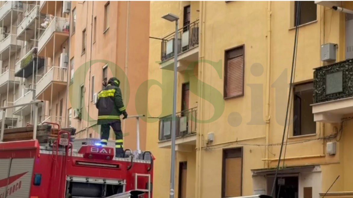 FOTO – Panico ad Agrigento, un 40enne incendia la sua abitazione: avviate le indagini