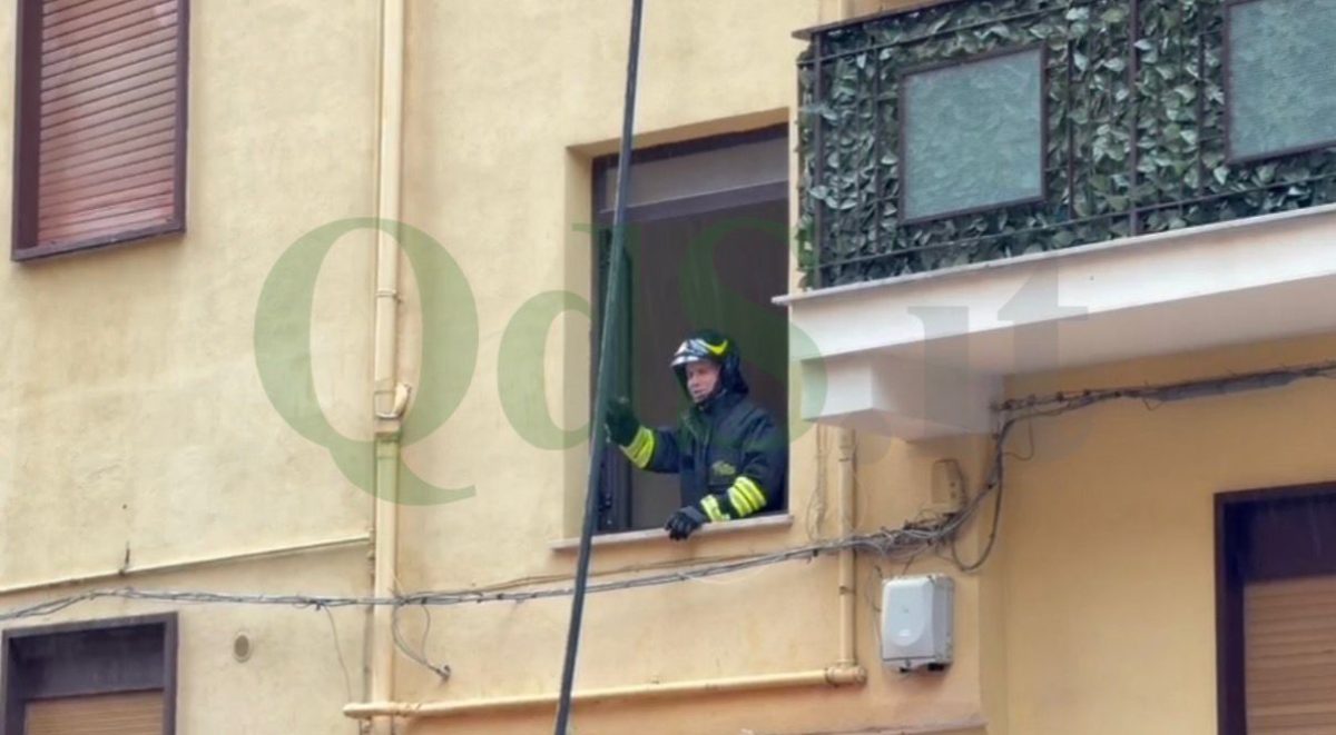 FOTO – Panico ad Agrigento, un 40enne incendia la sua abitazione: avviate le indagini