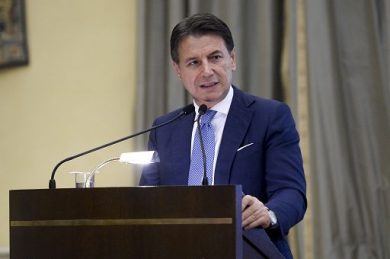 Venezuela, Conte: governo illiberale ma attacco senza base giuridica