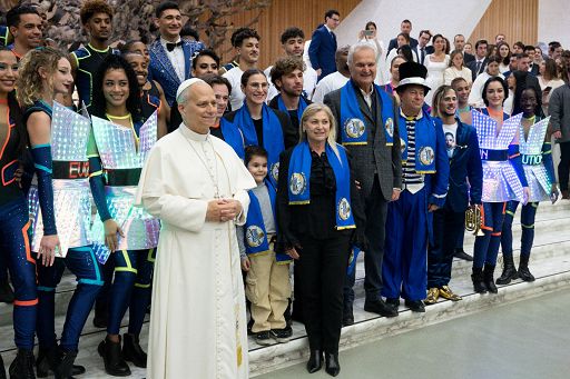 Papa, incontra artisti di “Evolution-Il Circo del Futuro”: date felicità