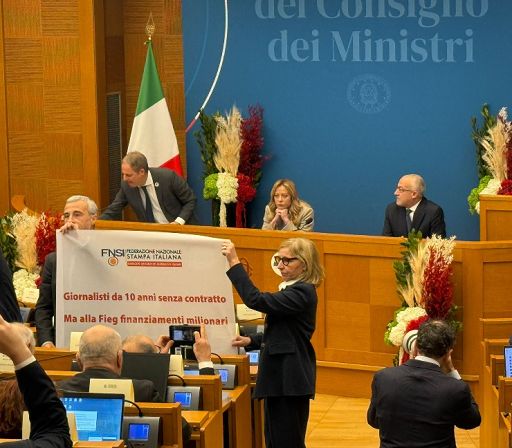 Giornalisti, striscioni Fnsi su rinnovo contratto a conferenza stampa Meloni