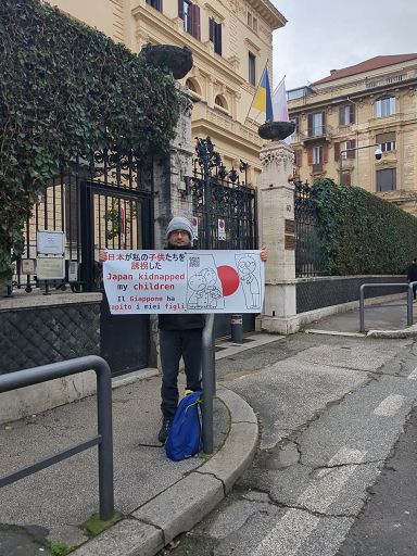 Docente italiano privato dei figli protesta ad ambasciata giapponese