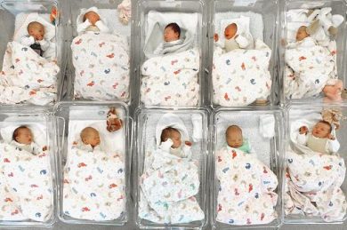 Nascite in Italia: oltre 100.000 da mamme over 35. Un terzo del totale