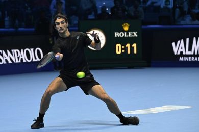 Tennis, problemi per Musetti: si ritira nell’esibizione con Zverev