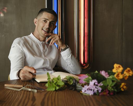 Tristellato Mammoliti inaugura “A cena con” a mensa Caritas a Alba