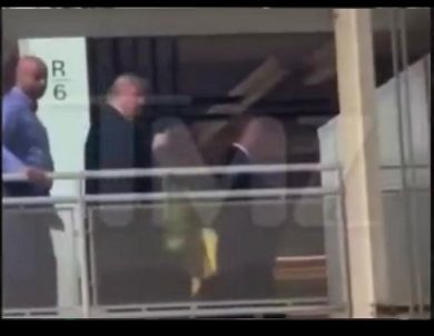 Trump contestato da un operaio replica mostrando il dito medio