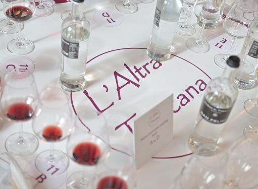 Vino, il 18 febbraio a Firenze torna “L’Altra Toscana” con 8 Consorzi