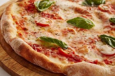 Pizza napoletana, per la Margherita prezzi ancora popolari