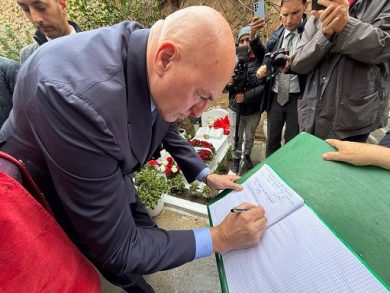 Craxi, omaggio Crosetto a tomba Hammamet: “vegli sulla Repubblica suo spirito statista”