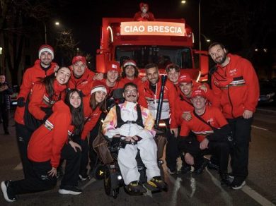 Milano-Cortina, influencer della Felicità Pedersoli tedoforo a Brescia