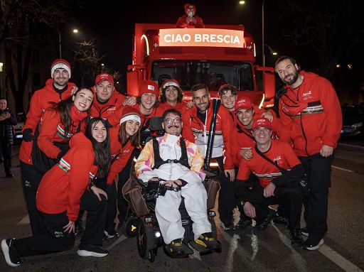 Milano-Cortina, influencer della Felicità Pedersoli tedoforo a Brescia