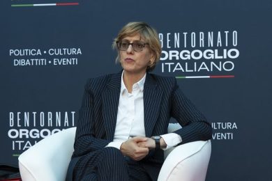 Violenza donne, Bongiorno fa sparire “consenso”. Opposizioni: rotto patto con Meloni
