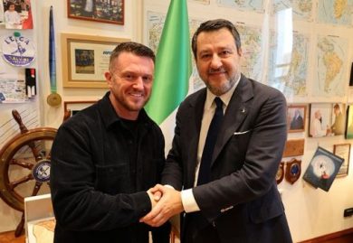 Salvini incontra Robinson, opposizione insorge: è un neonazista