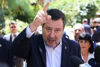 Sicurezza, Salvini: ancora più mani libere per forze ordine