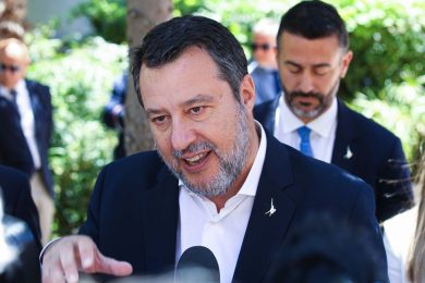 Lega, Salvini motiva la “truppa”: nel mirino giornali e magistrati