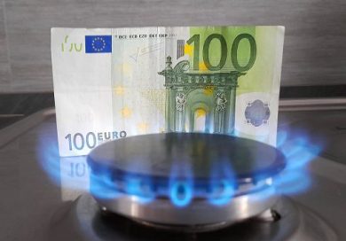 Gas, Consiglio Ue approva stop definitivo importazioni dalla Russia