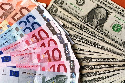 Euro ai massimi dal 2021 mentre l’oro sfonda quota 5.000 dollari