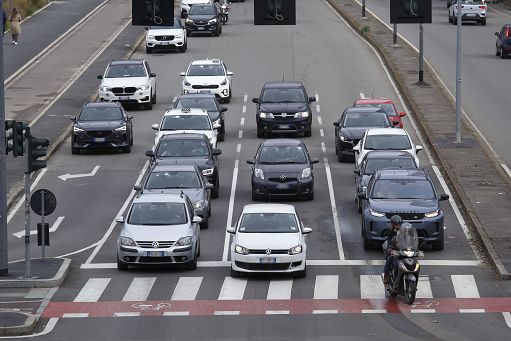 Nel 2025 immatricolazioni di auto nuove nell’Ue +1,8%, balzano le ibride