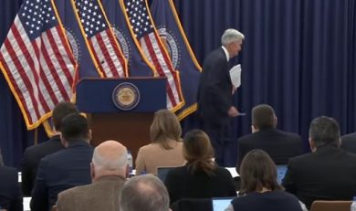 Fed conferma i tassi, Powell glissa le domande su scontro con Trump